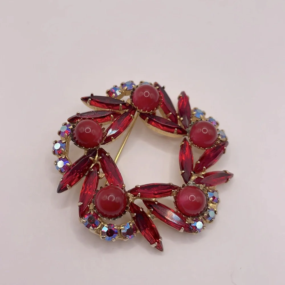 VINTAGE Red Crystal Wreath Brooch - Picture 5 of 6